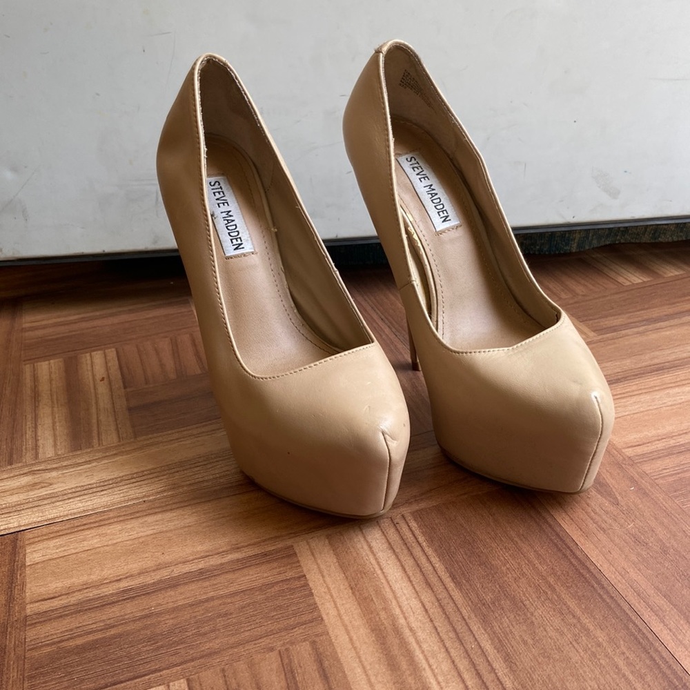 Nude pumps